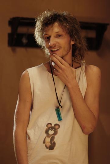 Поцелуй сквозь стену кадры из фильма | Web-kinoclub.ru - все о кино